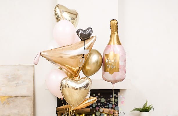 Композиция «Тусейшен» с бутылкой шампанского