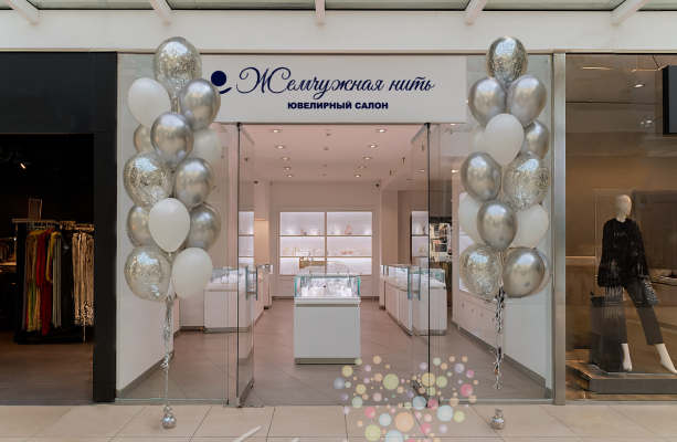 Оформление входа букетами из шаров "Жемчужная нить"