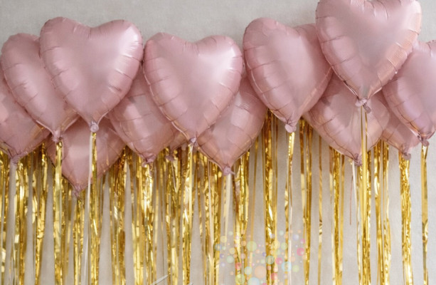 Набор шаров под потолок "Сердца розовые сатин 15 штук на золотом дождике"