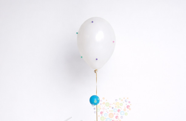 Белый шарик "Весёлые помпончики" 