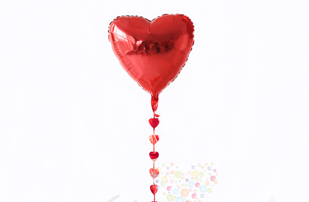 Воздушный шар Фольгированное сердце (на выбор) с дождиком "Красные сердечки"